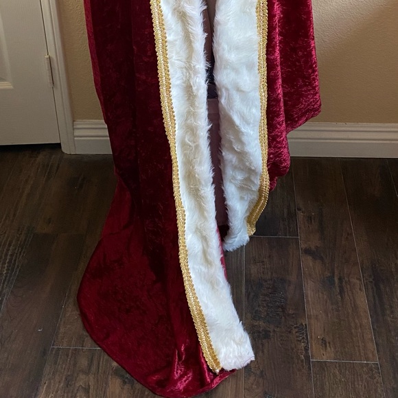 SOLD!!! Red velvet full length cape! 👑 - Picture 4 of 9
